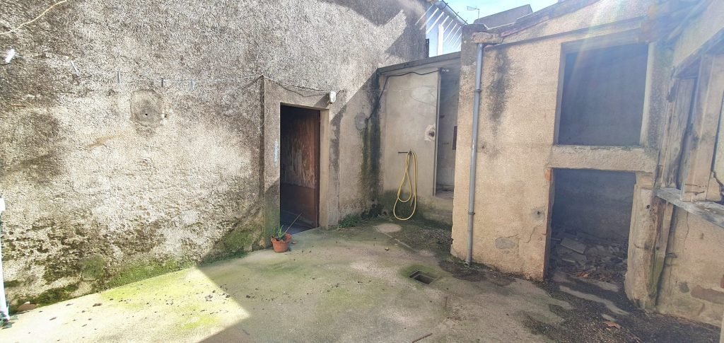 Maison vigneronne en pierres avec cave et cour