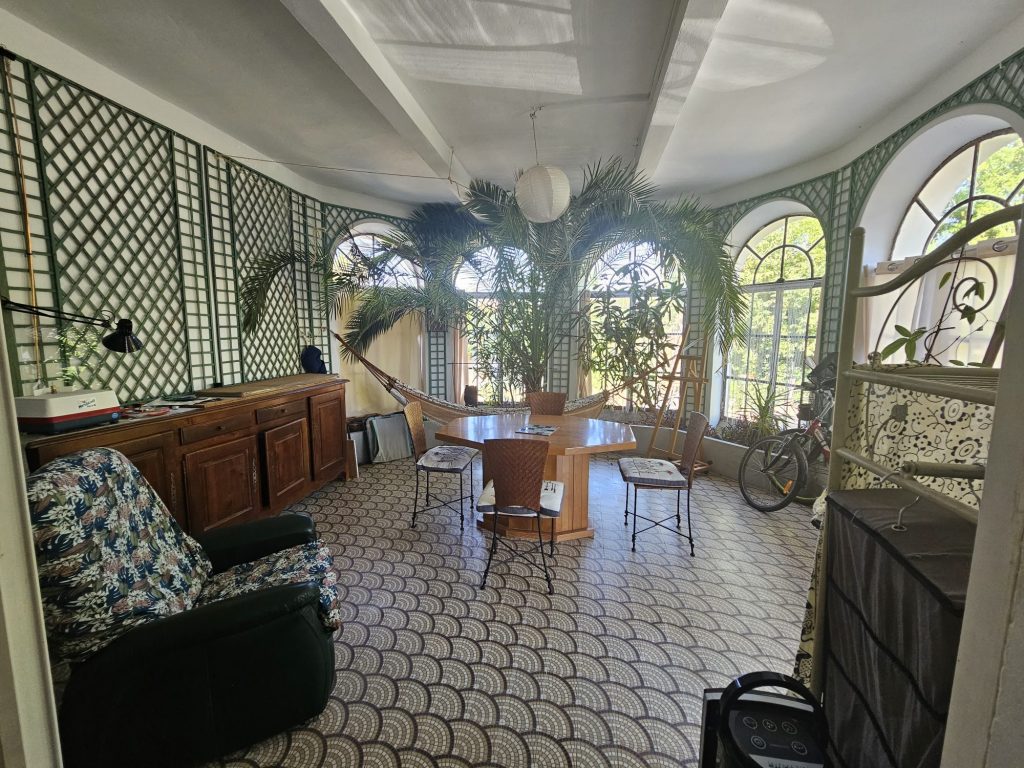 MAISON DE VILLAGE AVEC VERRIERE