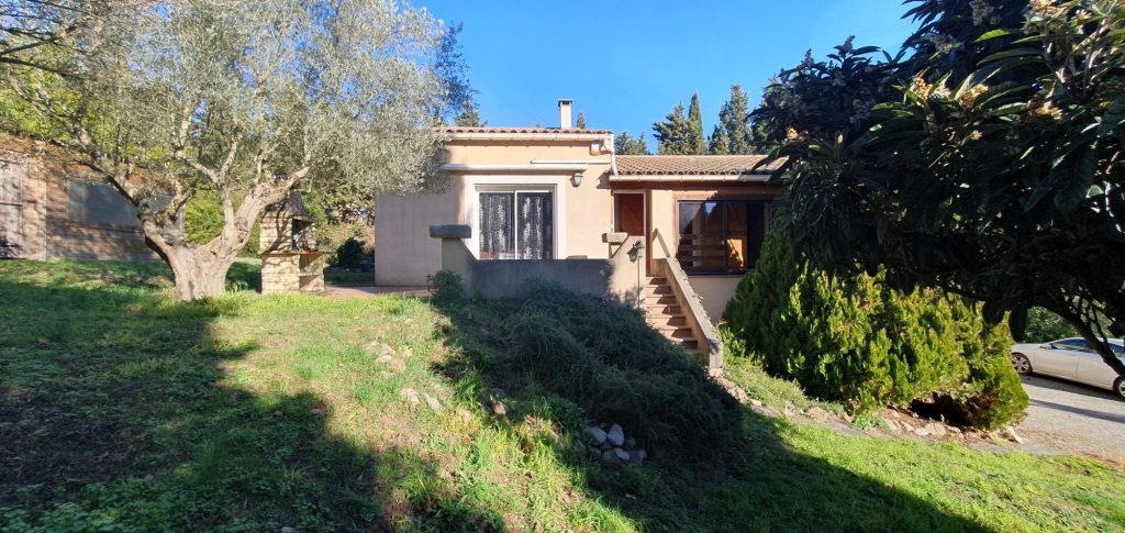 Spacieuse Villa 4 faces type T5 sur un terrain de 2200m² environ avec puits