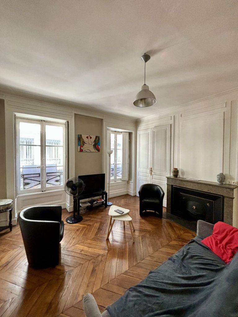 Situation idéale, rue Aguste Comte T2 traversant