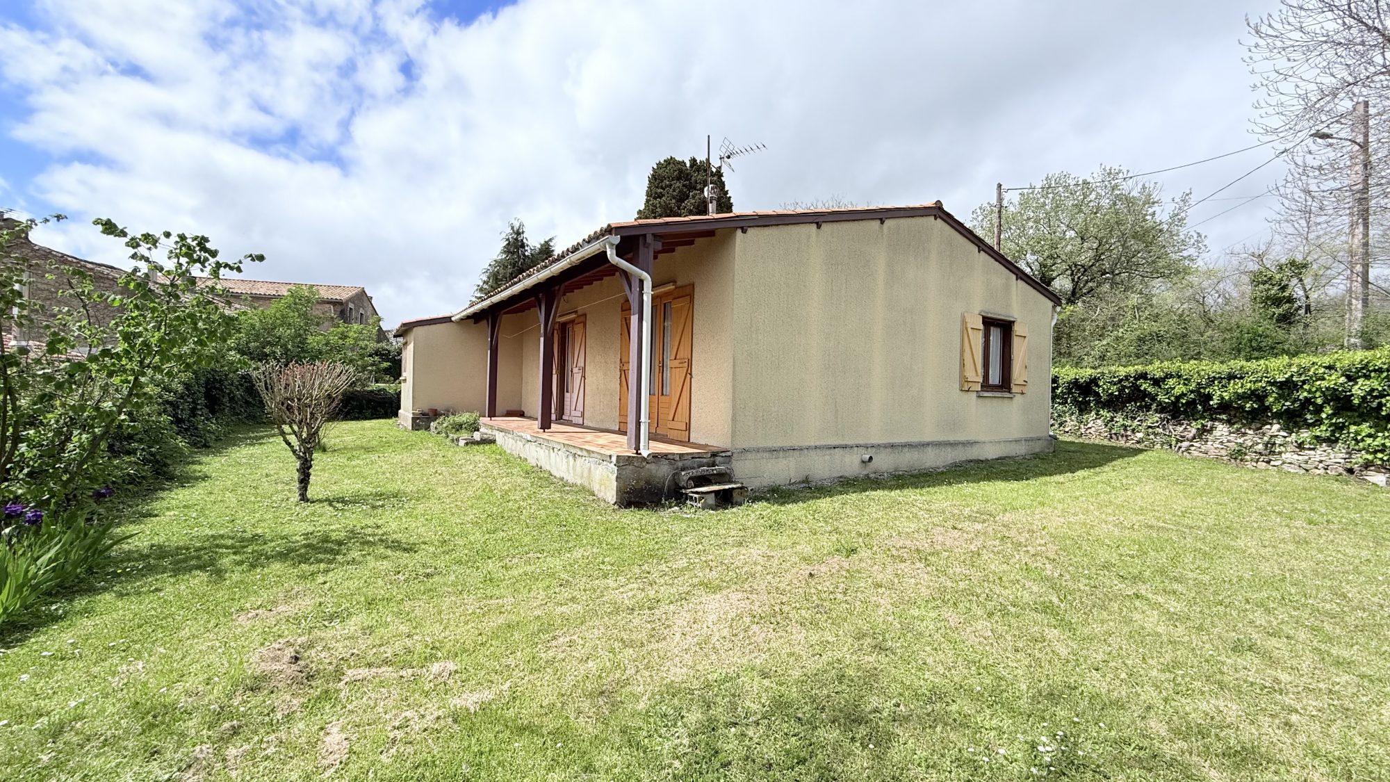 BAISSE DE PRIX ! Beau paviilon pp 4 faces de type T3 sur 764m² de terrain