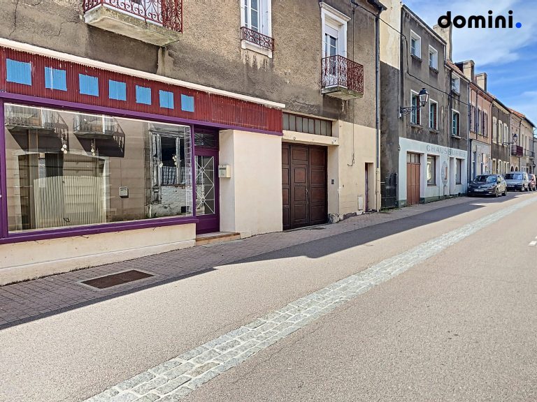 MONTCENIS, Immeuble 354m2 au total, local commercial + appartement