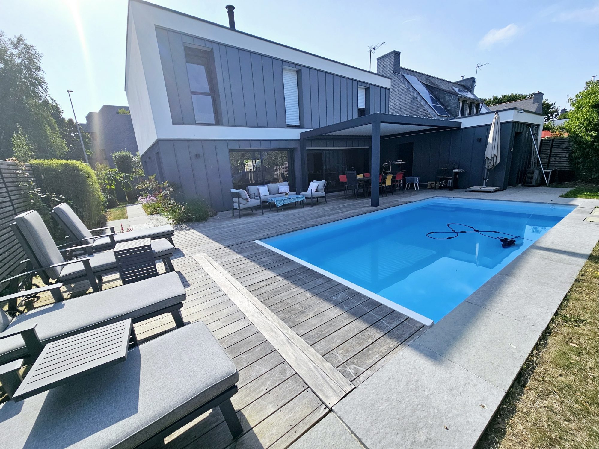 Très belle contemporaine avec piscine.