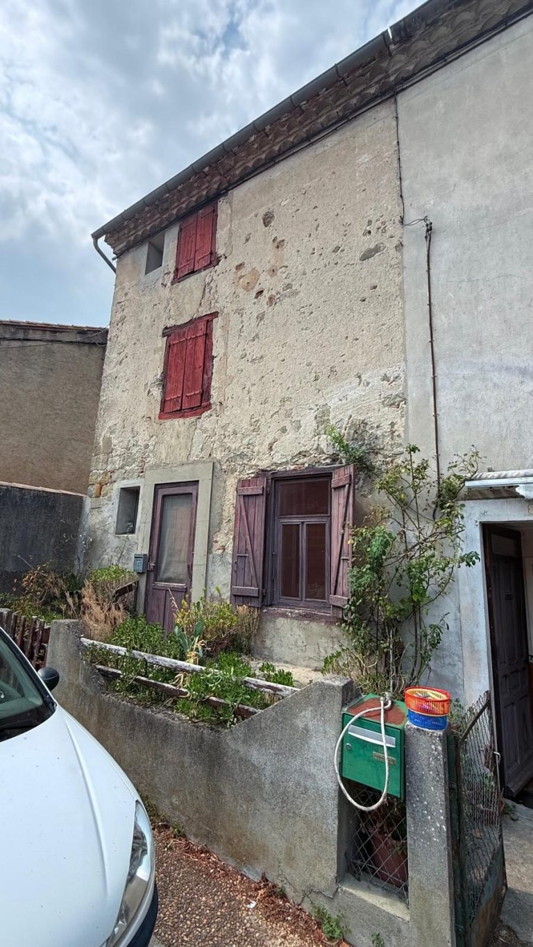 BAISSE DE PRIX !Maison de village avec cour à rénover entièrement